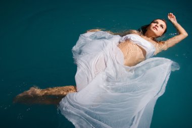 Yüzme havuzunda yüzen genç seksi kadın