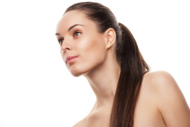 Güzel kadının yüzüne temiz cilt üzerinde beyaz ile