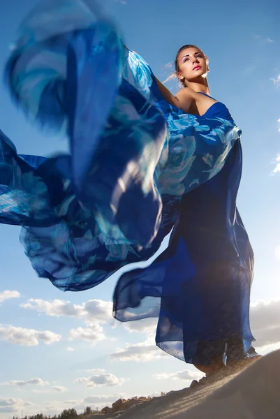 Schoonheid vrouw in blauwe jurk op de woestijn — Stockfoto