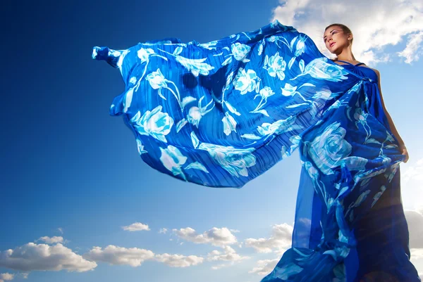 Γυναίκα ομορφιά σε μπλε φόρεμα στην έρημο — Φωτογραφία Αρχείου