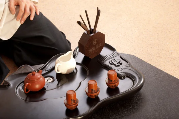 Young man holds a Chinese tea ceremony — Stock Photo, Image