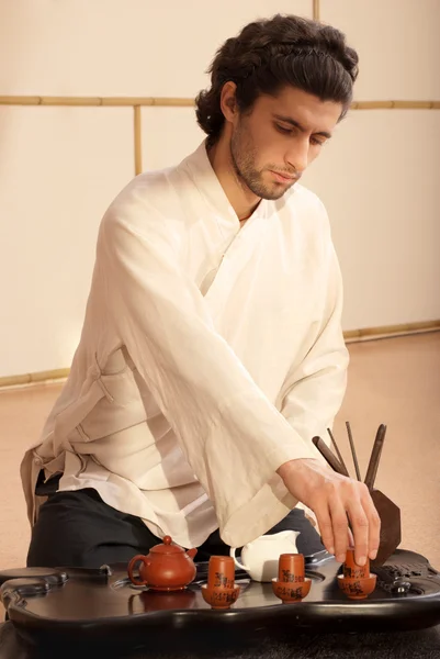 Young man holds a Chinese tea ceremony — Stock Photo, Image