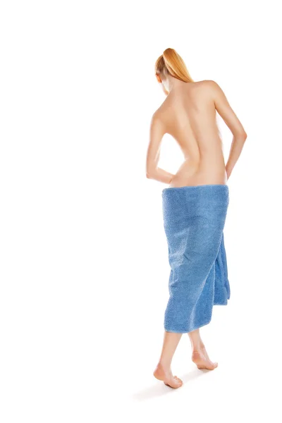 Стройная молодая женщина после ванны с полотенцем на белом Стоковое Изображение