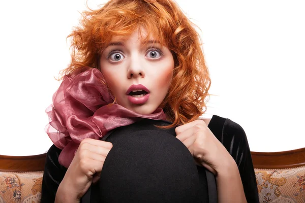 Verrast meisje met rode haren, roze boog over Wit — Stockfoto