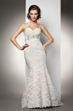 güzel bir genç kadın bir gelinlik