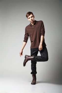 genç erkek moda model poz gündelik kıyafeti