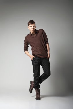 genç erkek moda model poz gündelik kıyafeti