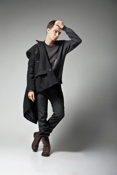 コートの若い男のファッション撮影 — ストック写真