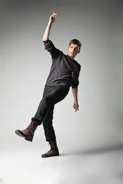 若者のファッションの男性の灰色の背景上にジャンプ — ストック写真
