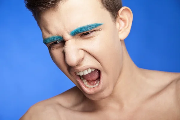 Gritando bonito masculino com criativo make-up — Fotografia de Stock