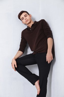 genç erkek moda model poz gündelik kıyafeti