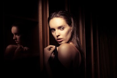 güzel genç kadının yanına bir bardak iç