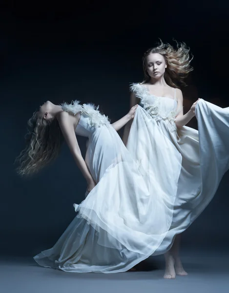 Bailarina en vestido de novia con multiexposición —  Fotos de Stock