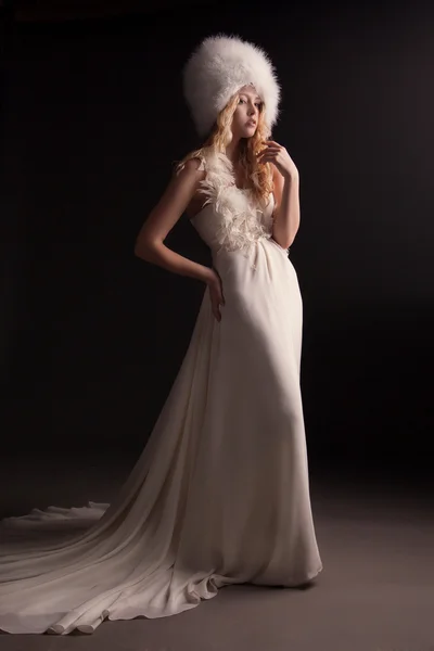 The beautiful young woman in a wedding dress — Stock Photo, Image