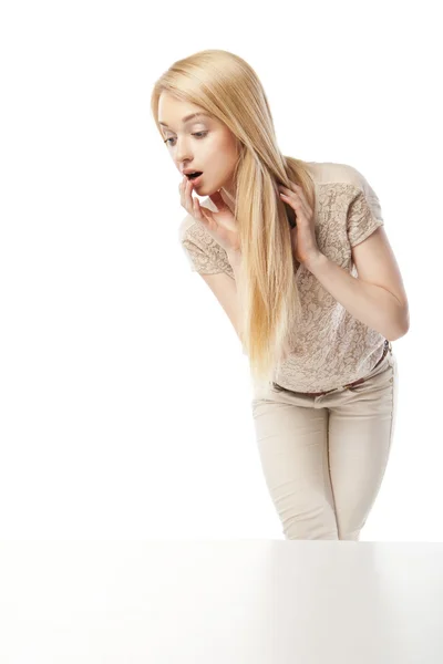 Jeune femme excitée regardant la vitrine — Photo