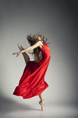 üzerinde gri kırmızı elbise giymiş balet