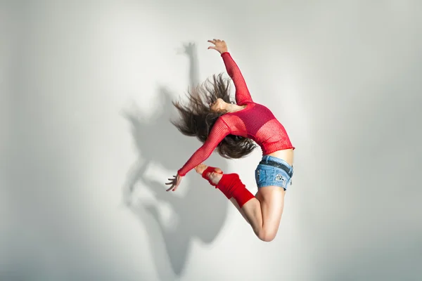 Moderne stijl danser die zich voordeed op witte achtergrond — Stockfoto