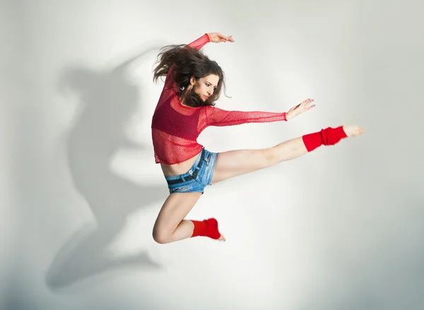 Modern Style Tänzerin posiert auf weißem Hintergrund — Stockfoto