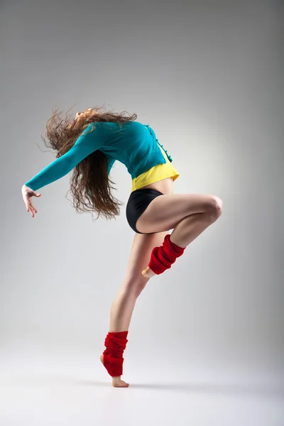 Moderne stil danser forklædt på grå baggrund - Stock-foto