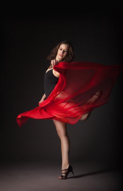 kırmızı kumaş üzerinde gri poz ile modern dansçı