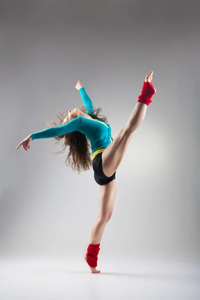 Bailarina de estilo moderno posando sobre fondo gris — Foto de Stock