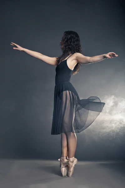 モダンなスタイルのダンサーの灰色の背景でポーズ — ストック写真