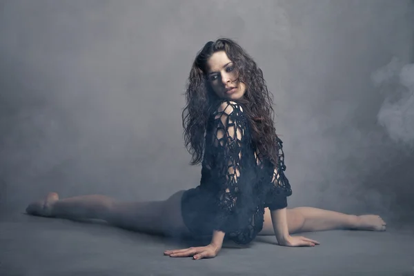 Танцівниця сучасного стилю позує на сірому фоні — стокове фото