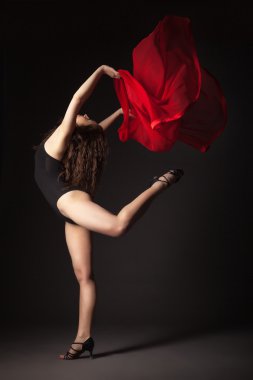 kırmızı kumaş üzerinde gri poz ile modern dansçı