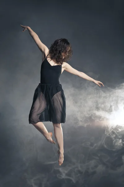 Μοντέρνο στυλ χορεύτρια θέτουν σε γκρι φόντο — Φωτογραφία Αρχείου