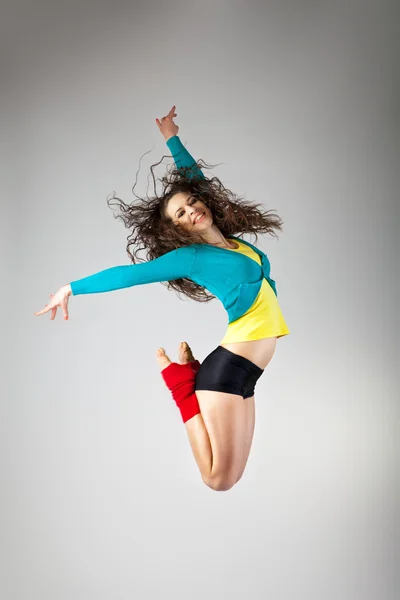 Танцовщица в современном стиле на сером фоне — стоковое фото