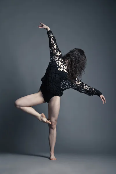 Танцовщица в современном стиле на сером фоне — стоковое фото
