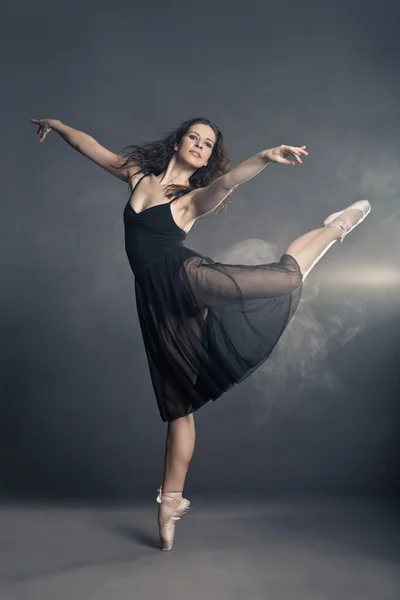 Bailarina de estilo moderno posando sobre fondo gris — Foto de Stock