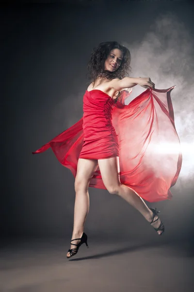 ファブリックと赤いドレスを着て踊る女性 — ストック写真