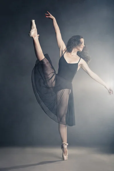 Nowoczesny styl tancerz pozowanie na szarym tle — Zdjęcie stockowe