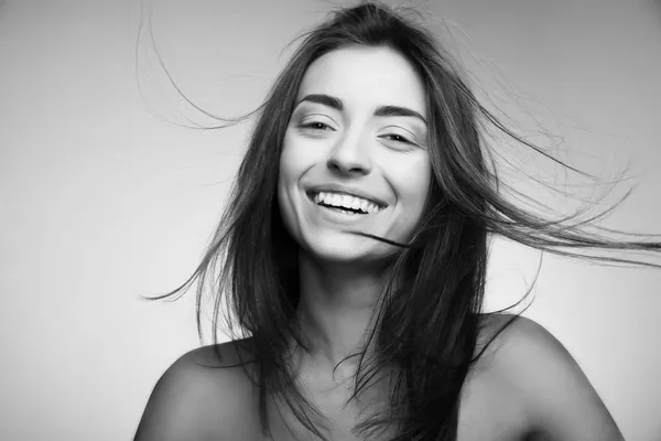 Mulher sorridente com cabelo comprido. Preto e branco — Fotografia de Stock