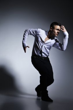 gri arka plan üzerinde poz tarzı modern dansçı