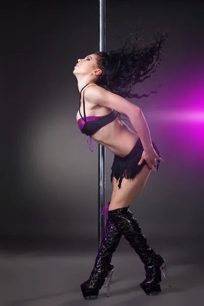 Giovane donna sexy esercizio pole dance — Foto Stock