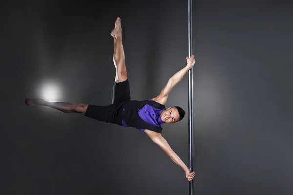 Pólo homem de dança sobre fundo preto com flashes — Fotografia de Stock