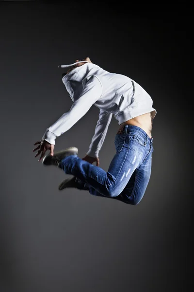 Dancer posing in front of the studio background — Stock Photo, Image