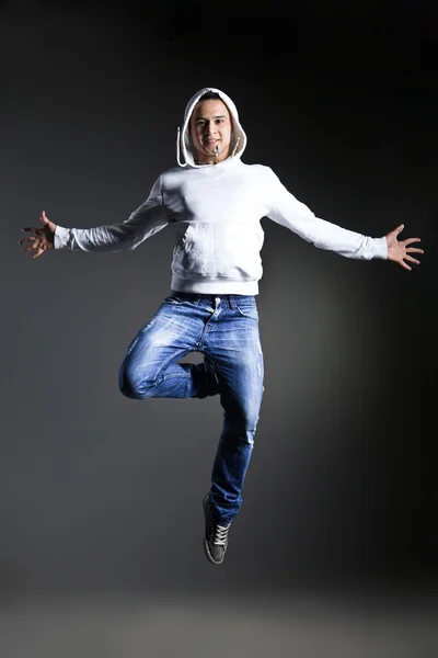 Dançarino posando na frente do fundo do estúdio — Fotografia de Stock