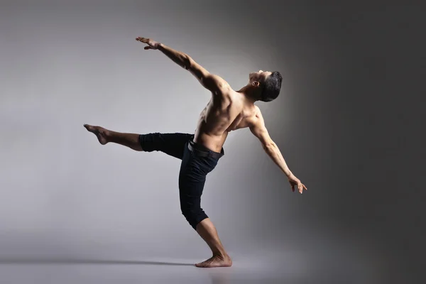 Jeune et élégant danseur de ballet moderne — Photo