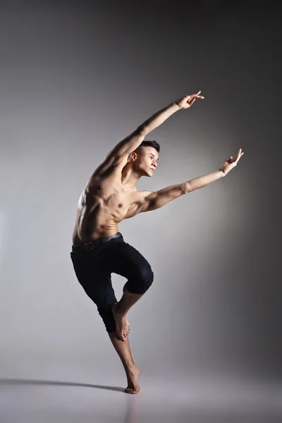 Jeune et élégant danseur de ballet moderne — Photo