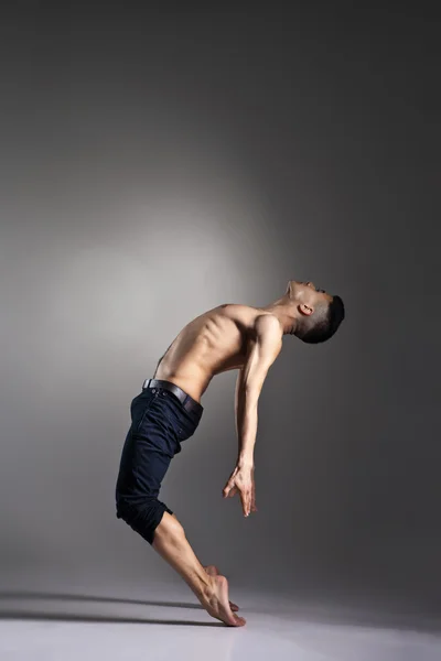 Jonge en stijlvolle moderne balletdanser — Stockfoto