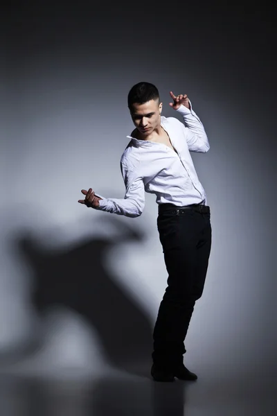 Modern stílusú táncos pózol a szürke háttér — Stock Fotó