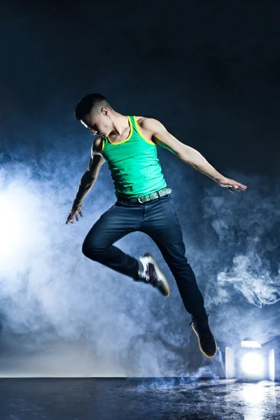 Bailarina posando sobre fondo con destellos y humo — Foto de Stock