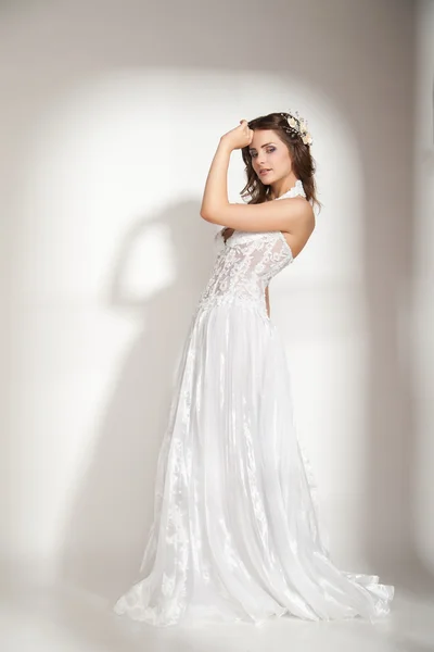 Felice bella sposa su sfondo bianco — Foto Stock