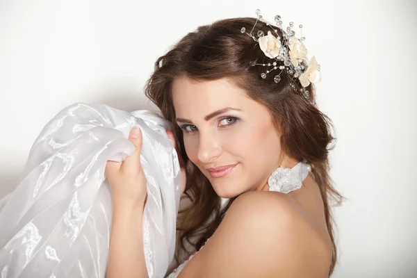 Gelukkig mooie bruid op witte achtergrond — Stockfoto
