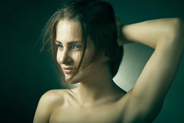 Jonge vrouw met mooie lange bruine haren — Stockfoto