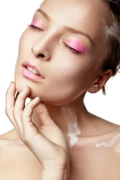 Женщина с креативным макияжем и белой краской — стоковое фото