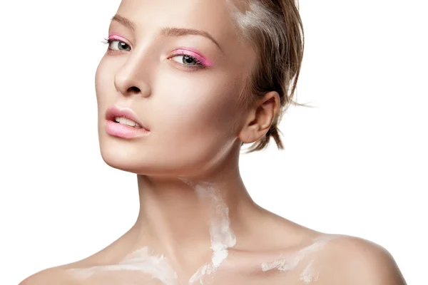Mulher com maquiagem criativa e tinta branca — Fotografia de Stock